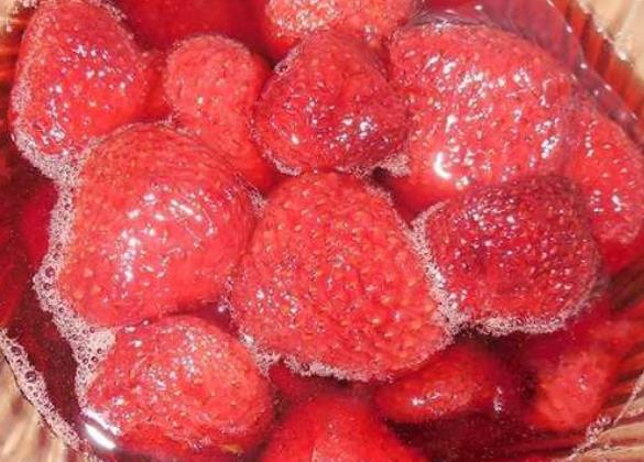 прозрачное из клубники